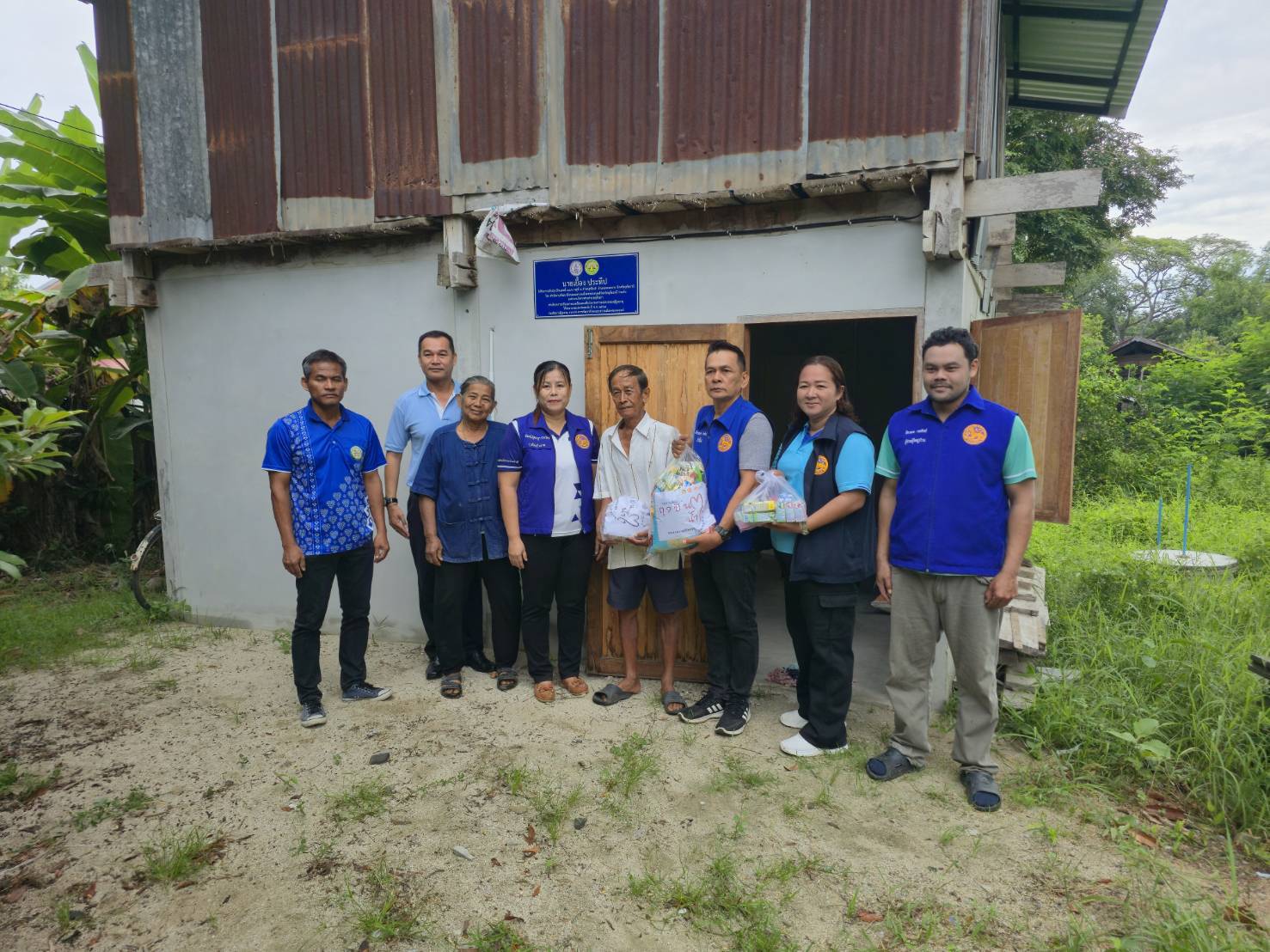 พช.หนองฉาง ร่วมมอบถุงปันใจให้กับผู้ยากไร้ที่ตกเกณฑ์ THAI QMเเละTPMAP