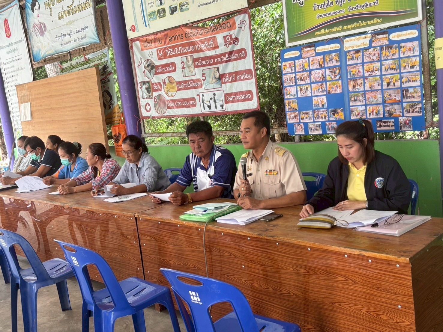 สำนักงานพัฒนาชุมชนอำเภอหนองฉางเข้าร่วมประชุมตามโครงการแก้ไขปัญหาความยากจน (กข.คจ)